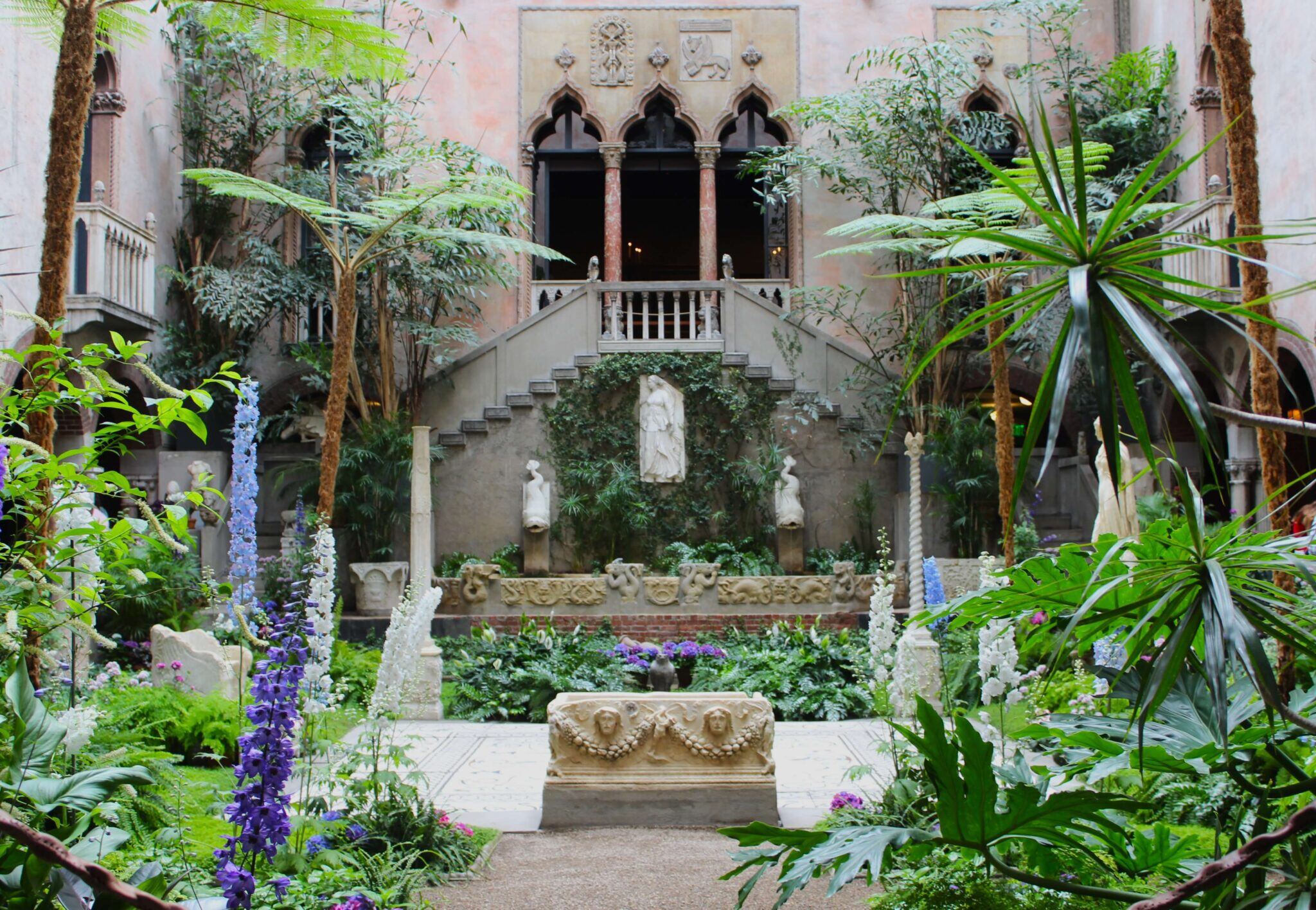 Courtyard garden with tall plants - ideas for a small garden design